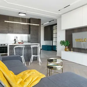 Perfectely Located With Free Parking Apartament